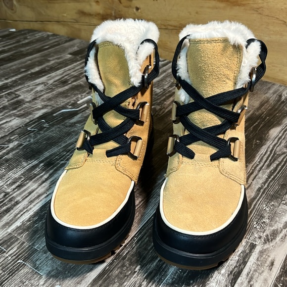 Sorel Tivoli IV Insulated / Waterproof Womans Boots - Picture 1 of 10